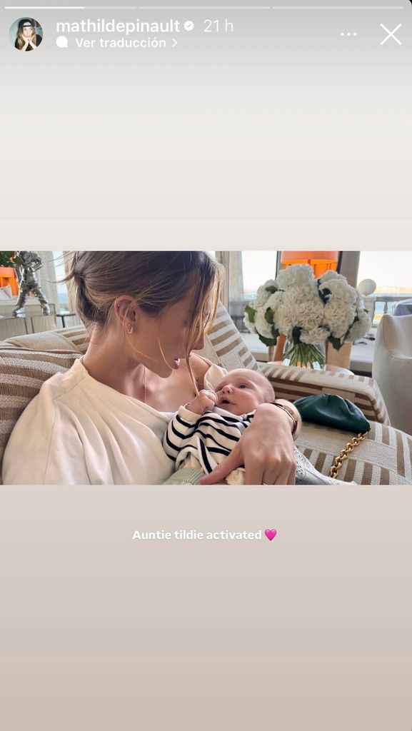 Mathilde Pinault en su faceta de tía con el bebé de su hermano, François.