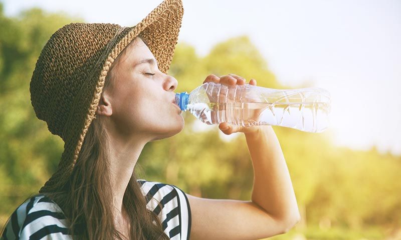 Mujer bebiendo agua