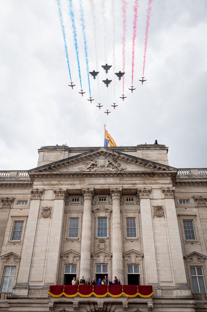 La Familia Real británica en el balcón del Palacio de Buckingham, observando el desfile militar y la demostración aérea en el 'VE Day'.