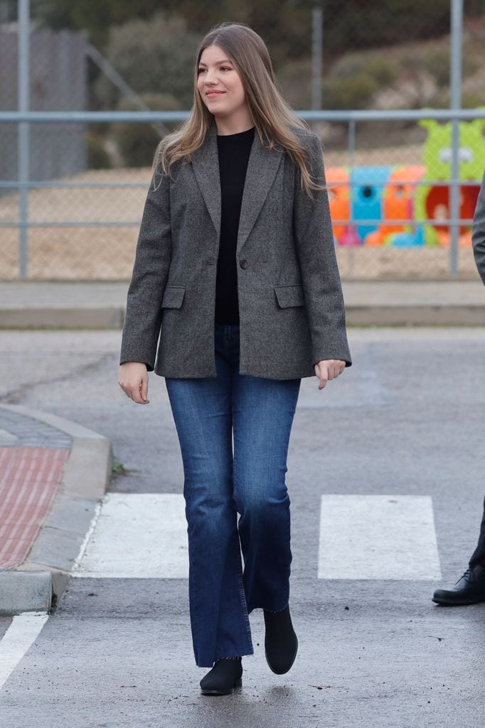 La infanta Sofía estrena una blazer con hombreras de Zara con los vaqueros flare que arrasan entre las adolescentes