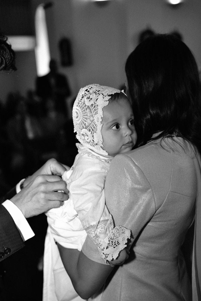 Las imágenes más emotivas del bautizo del pequeño Lorenzo, hijo de los influencers Nacho Yanes y Laura Dosouto