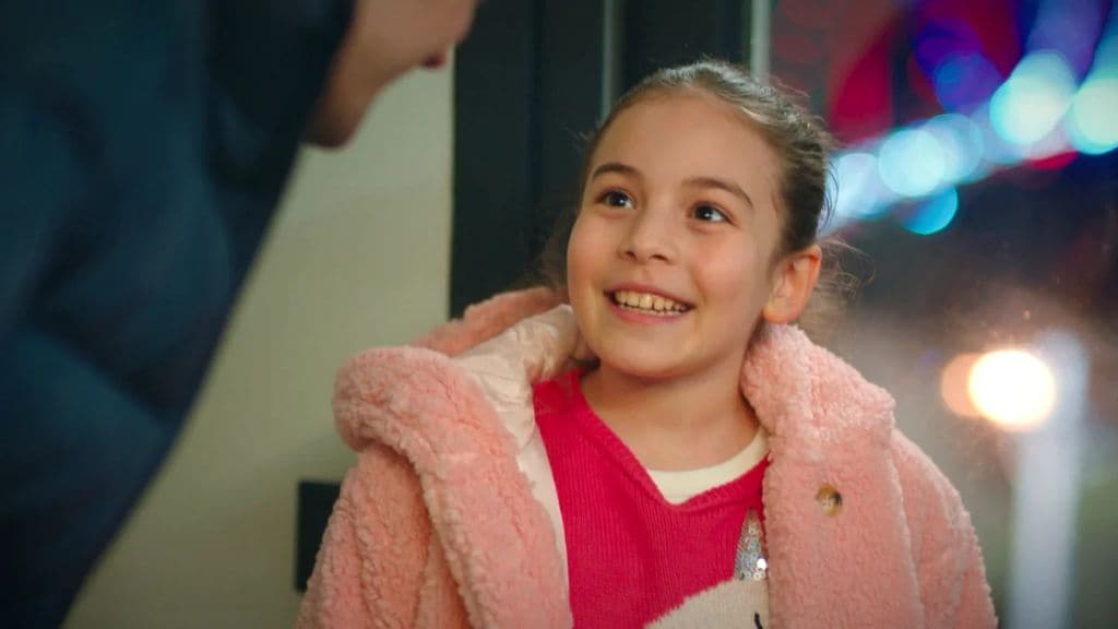 Emel es la pequeña de los hermanos Eren