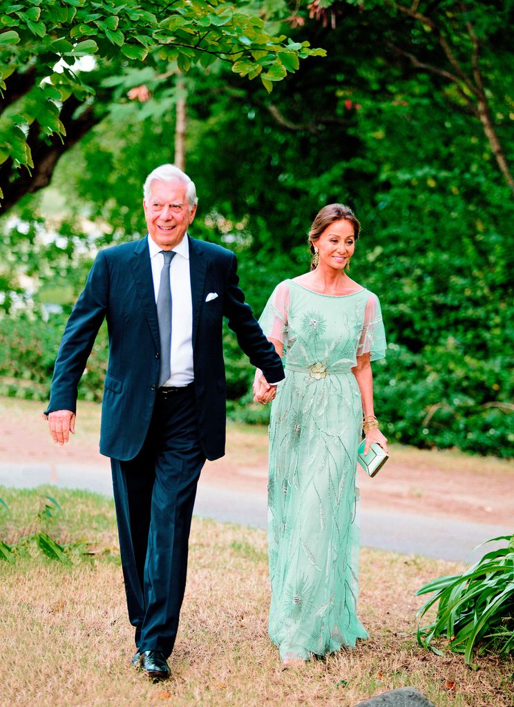 Isabel junto a Mario Vargas Llosa