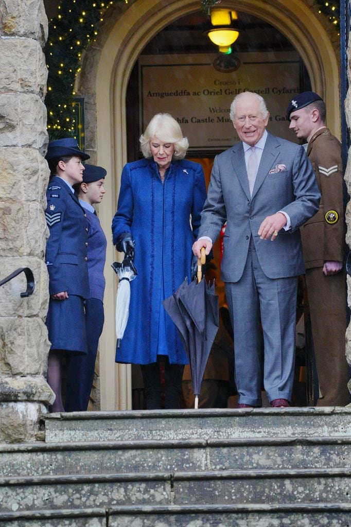 Ni la lluvia ni el frió detuvieron a los reyes para seguir con su agenda 