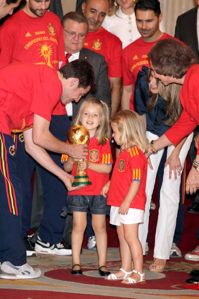 Iker Casillas acercó la Copa del Mundo a la princesa Leonor y a la infanta Sofía durante la recepción a los campeones en el Palacio de la Zarzuela, pocos días después de que España conquistara el histórico Mundial de Sudáfrica 2010