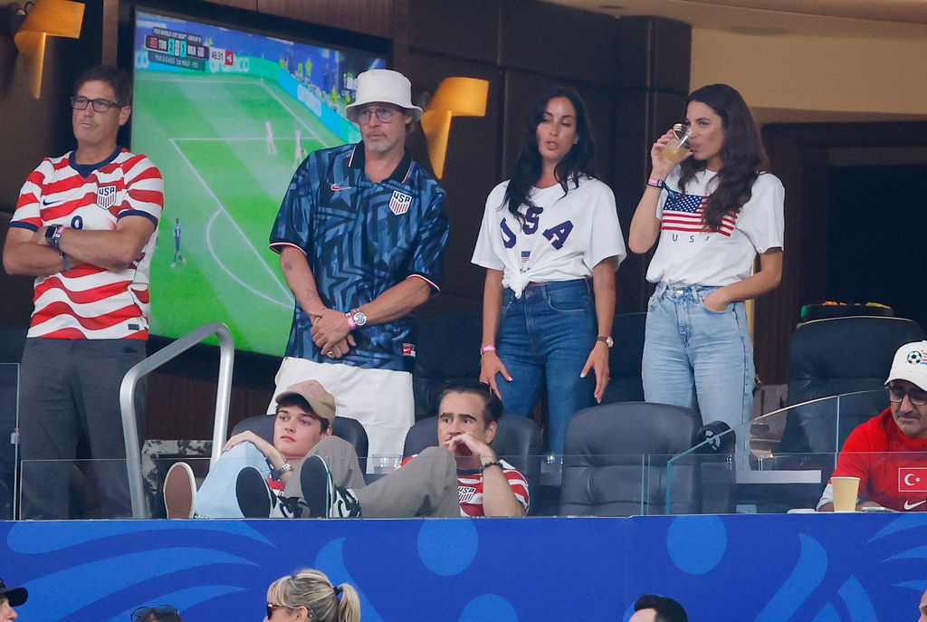 Brad Pitt junto a su novia Ines De Ramon en el SoFi Stadium.