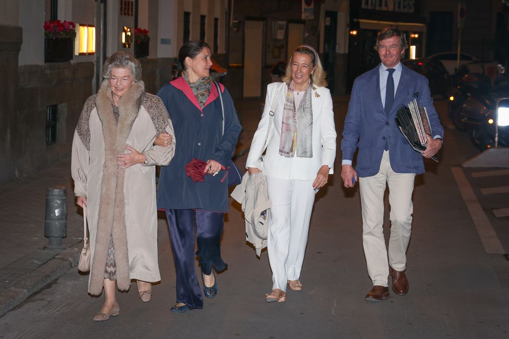 Ana de Orleans, junto a sus hijos, Pedro y Cristina de Borbón-Dos Sicilias, salen de la inauguración de la exposición de pintura de la princesa