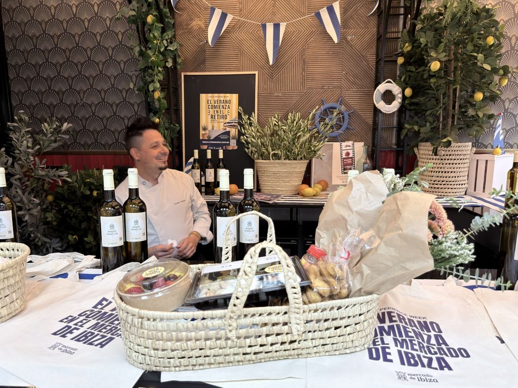 Cesta de pícnic en el Mercado de Ibiza de Madrid en el marco de la Ibiza Xperience Week.
