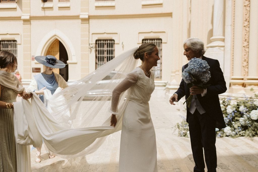 Natalia en su boda en málaga y sus invitadas