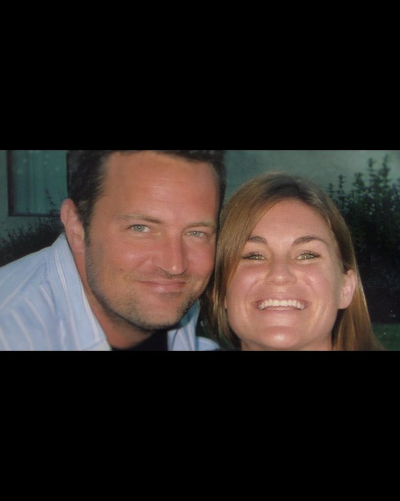 Matthew Perry junto a su hermana Mia Perry Bowick, quien ha recordado con emoción cómo la familia vivió la boda de Chandler y Monica en Friends.