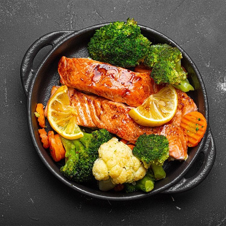 Plato de brócoli al vapor con salmón