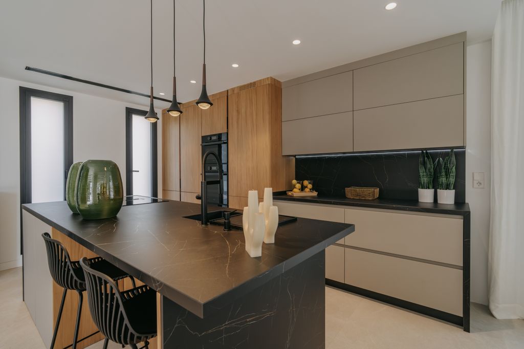 Cocina con isla central en negro