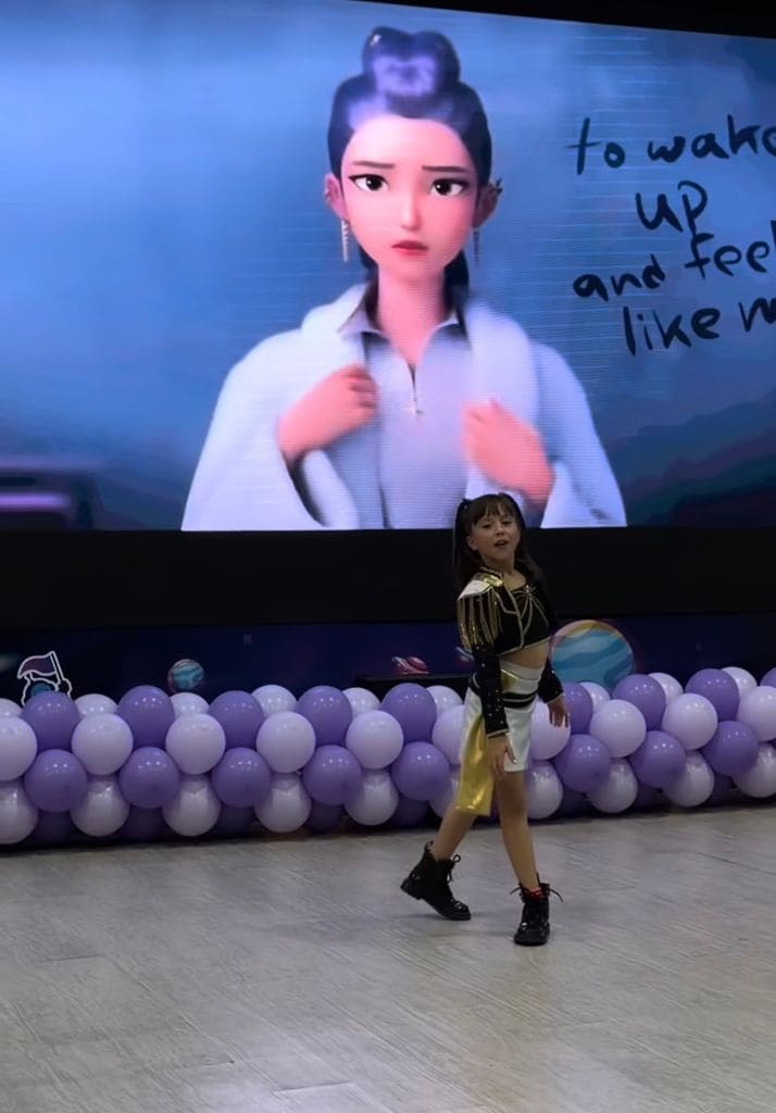 María Fernanda deleitó a sus invitados con un número musical de 'Las Guerreras del K-Pop'.