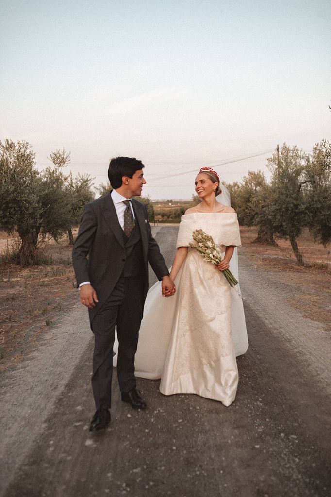 Boda en Sevilla de María con vestido de novia de encaje y tul de Manuel Zerpa
