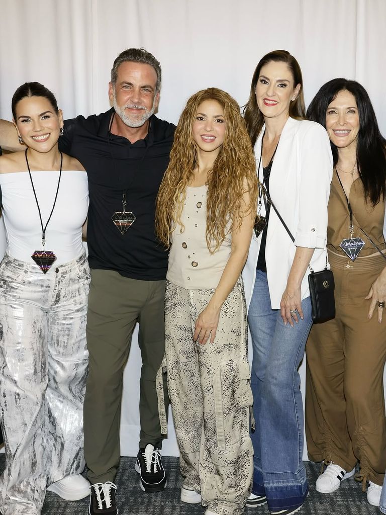 Karina Banda, Carlos Ponce, Chantal Andere y la madre de Migbelis Castellanos en el backstage con Shakira.