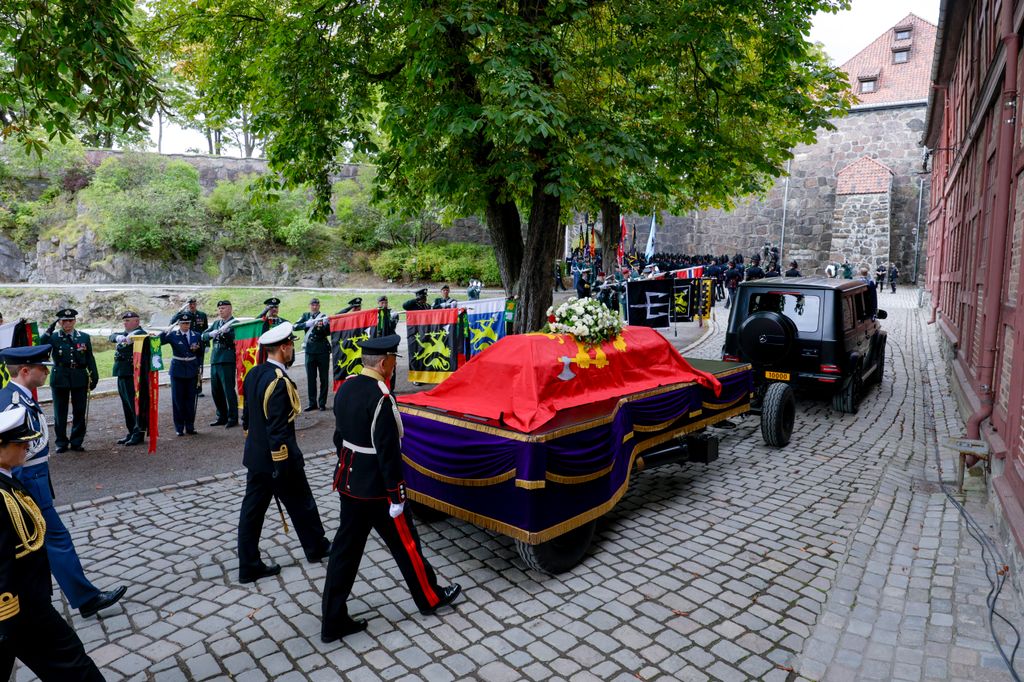El féretro del rey Harald llegando a la fortaleza Akershus, su morada eterna
