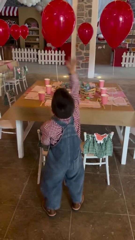 León lució adorable vestido como un pequeño granjero.