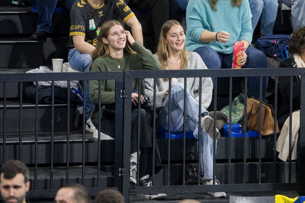 Plano medio de Irene Urdangarín y Johanna Zott viendo a Pablo Urdangarín en un partido