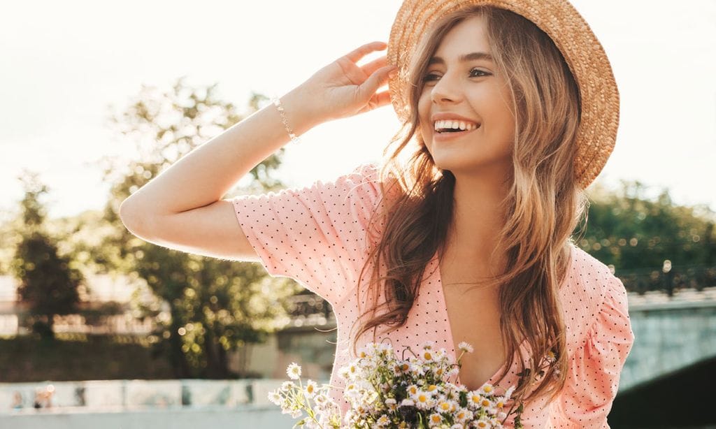 mujer feliz primavera