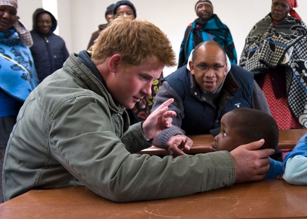Harry inauguró un aula en el pueblo de Ha-letuka en Lesotho, en 2010