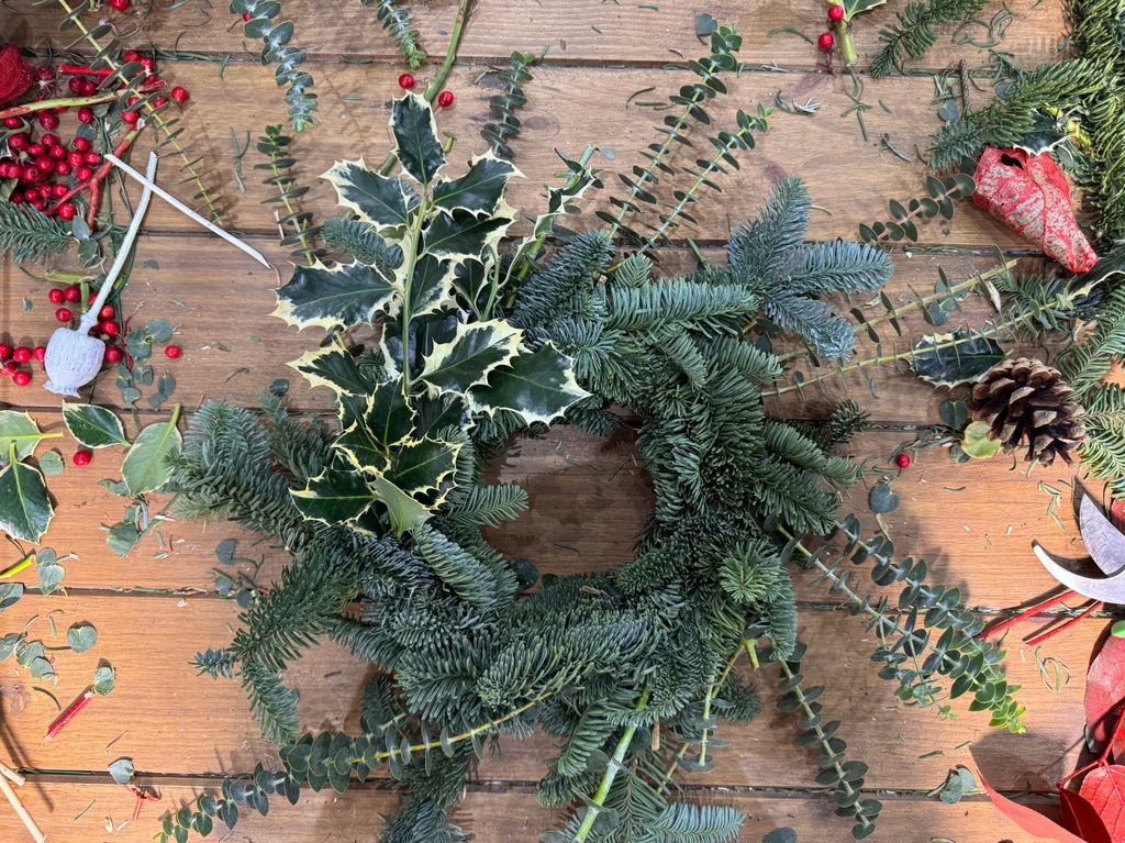 Corona paso a paso, ya tiene pinsapo, eucalipto y acebo