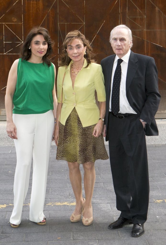 Paloma y Francisco Segrelles con su hija Paloma en la presentación de la autobiografía de Simeón de Bulgaria en 2016