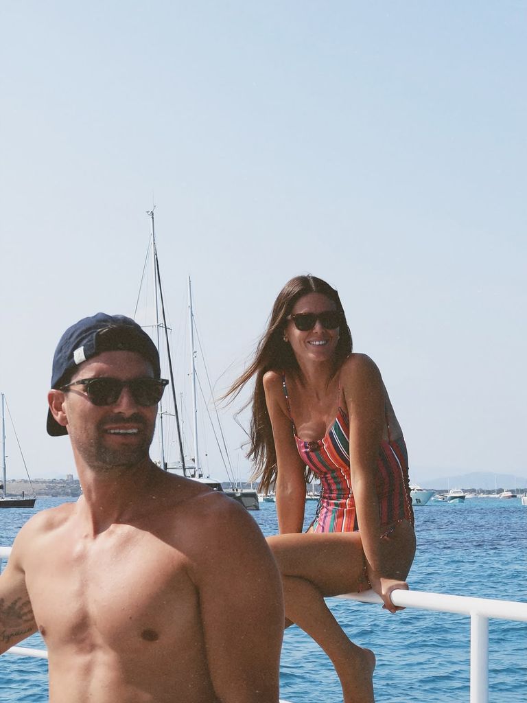 Adrián González y Natalia Coll comenzaron su historia de amor cuando eran adolescentes y, una década después de su boda, han formado una familia numerosa junto a sus tres hijos