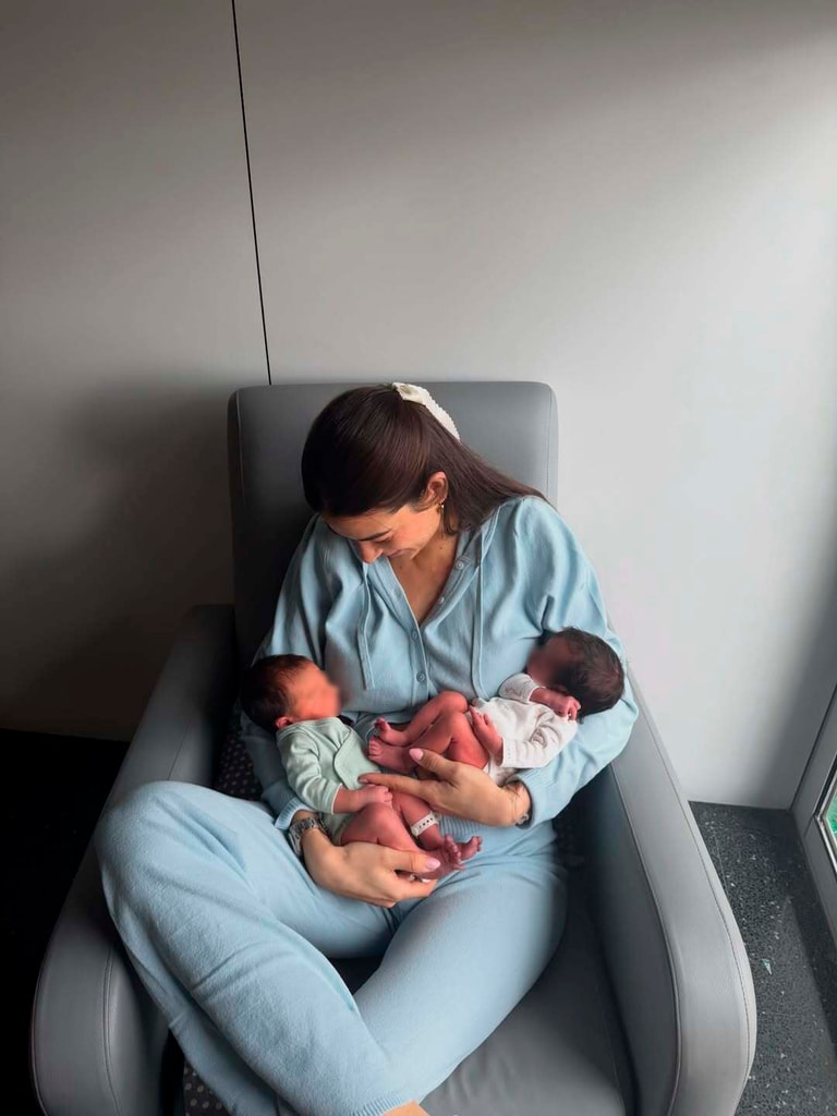 Estela sostiene a sus mellizos, Luca y Liah