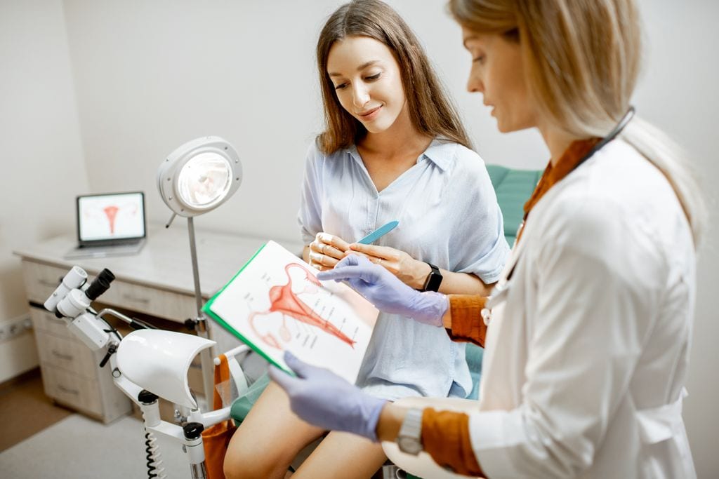 Mujer en la consulta de la ginecóloga consultando por unos miomas
