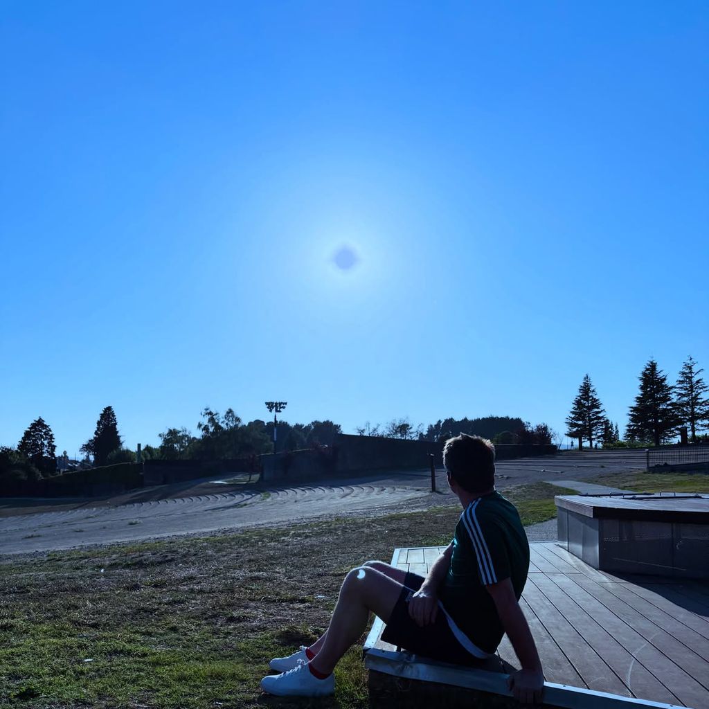 Jesús Cintora viendo el eclipse solar total desde el Monte do Gozo, una colina de unos 380 metros de altura situada a unos 4,5 kilómetros de la catedral de Santiago de Compostela