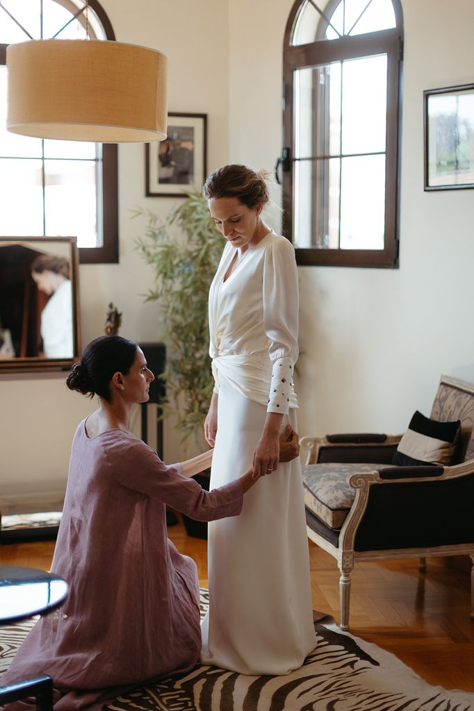 Inés Martín Alcalde ultimando los preparativos del vestido de Carmen antes de la ceremonia.