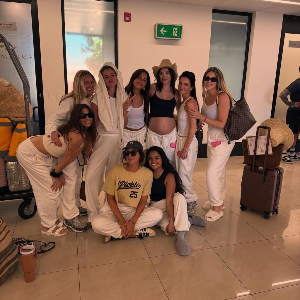 Selena y su squad lucieron atuendos a juego en su viaje a México.