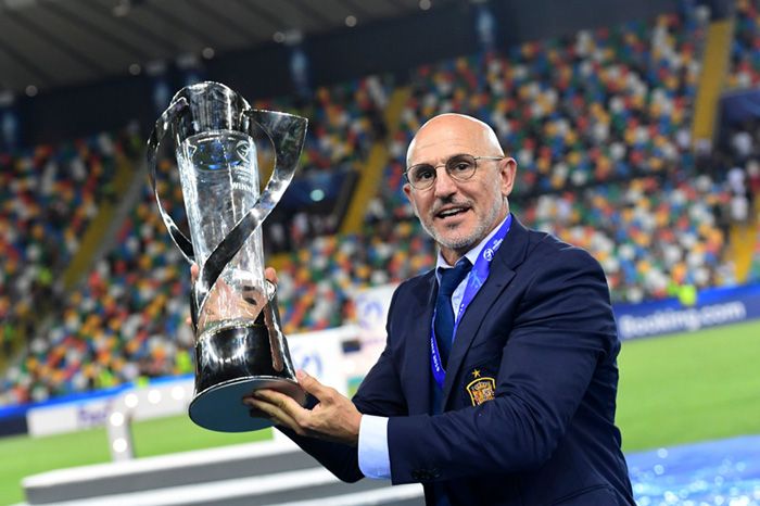 Luis de la Fuente con la copa