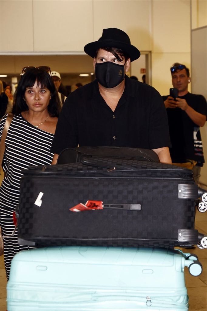 Lucas y su mujer en su llegada al aeropuerto en Madrid