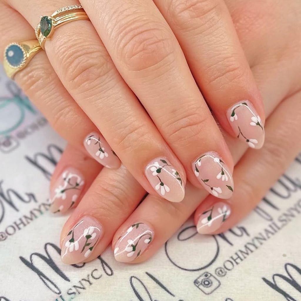manicura con flores pequeñas blancas