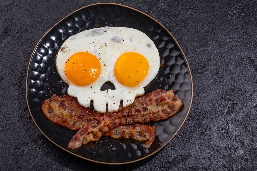 Calavera de huevos y bacon