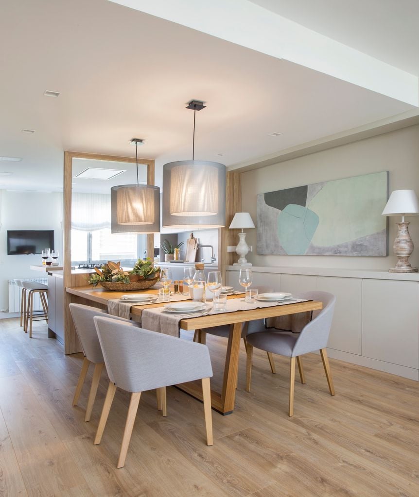 Comedor con mueble a medida en la pared.