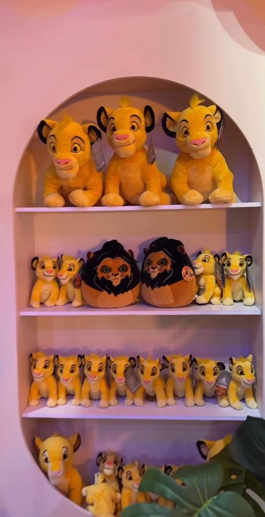 Para los invitados había toda clase de recuerditos, como peluches de Simba.