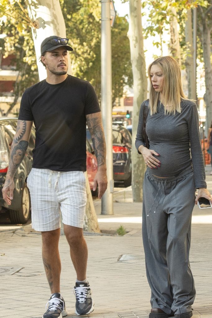 Plano entero de Alejandra Rubio y Carlo Constanzia paseando por Madrid 