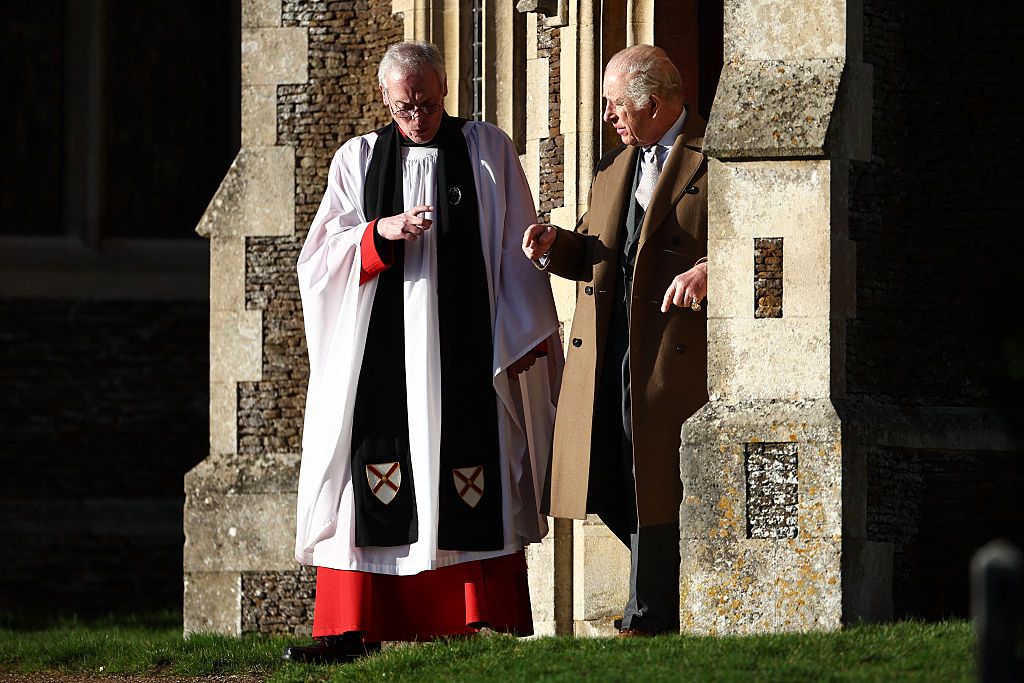 El rey Carlos conversando con el reverendo Paul Williams