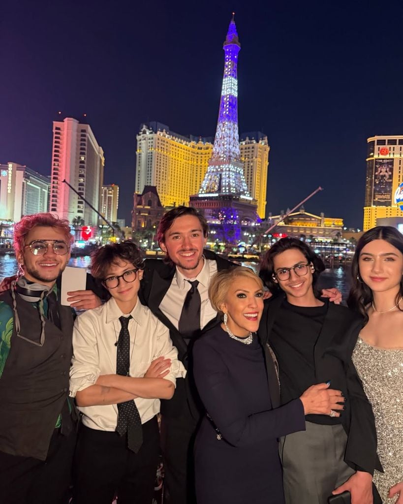 Guadalupe arropada por sus nietos.