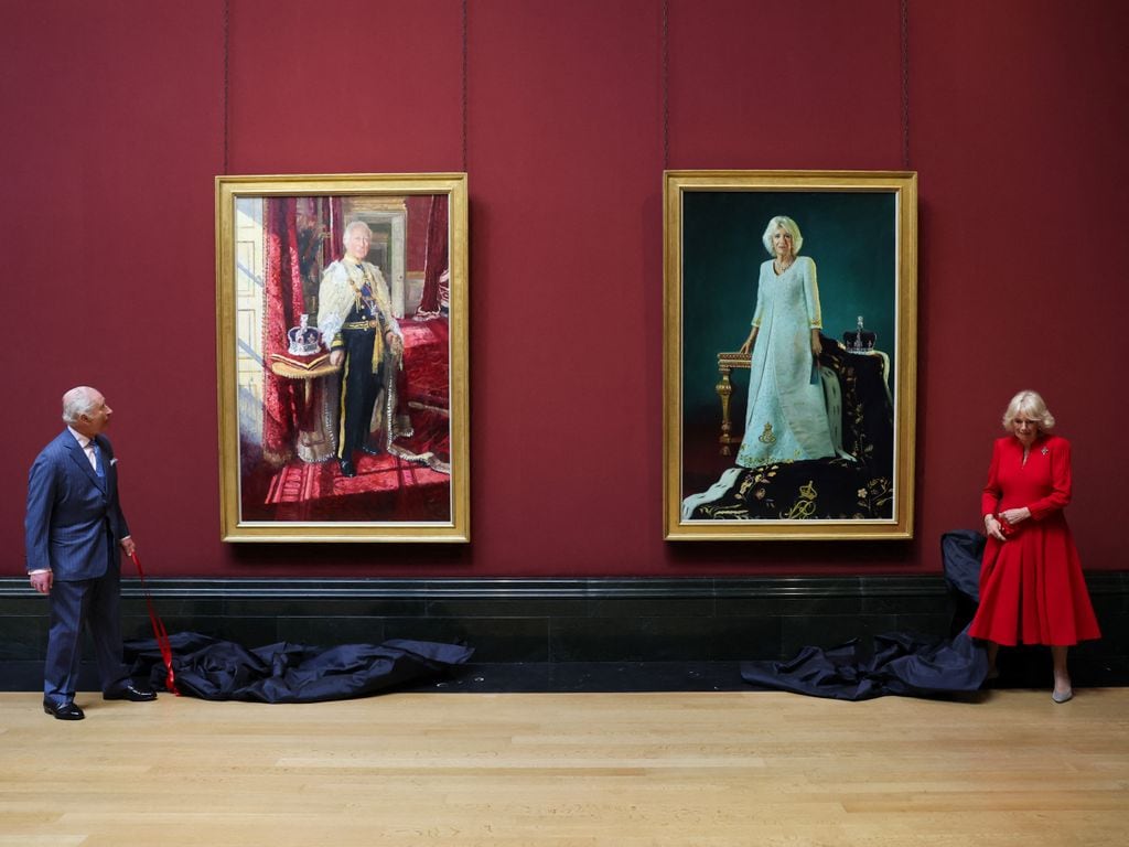 Los reyes Carlos y Camilla ante sus cuadros de la coronación 