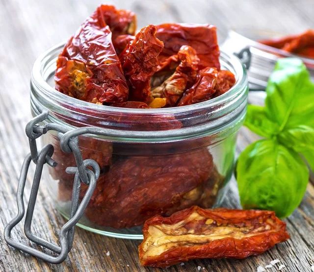 Conserva los tomates en un recipiente hermético para que duren más tiempo.