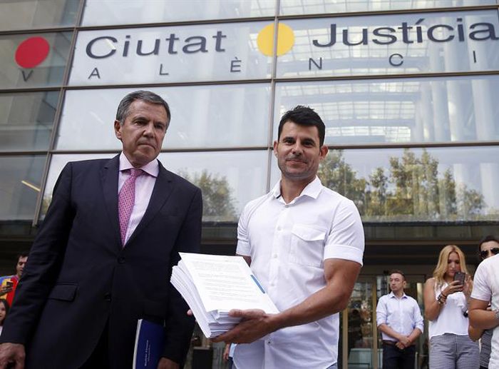 Javier Sánchez Santos presenta una demanda de paternidad contra Julio Iglesias