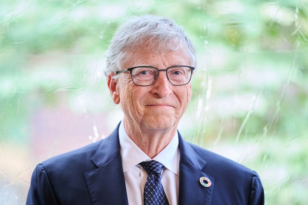 Primer plano de Bill Gates en un evento de Save the Children