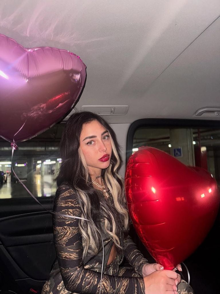 Nicki Nicole dejando el lugar donde celebró su cumpleaños con Lamine. En esta foto ya lleva el choker de diamantes.