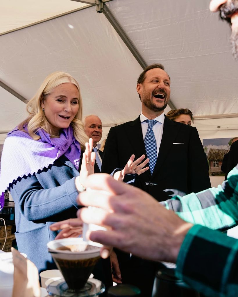 Los príncipes Haakon y Mette-Marit de Noruega en viaje oficial por el valle de Hallingdal en septiembre de 2025