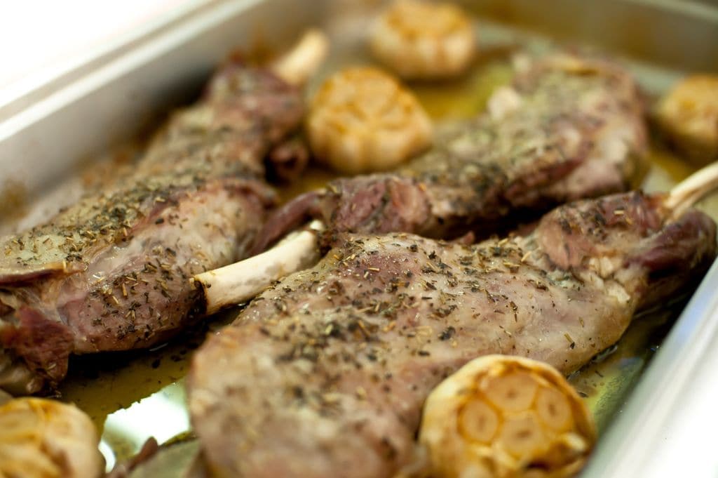 La paletilla es una de las partes más deliciosas del cordero y superfácil de asar.