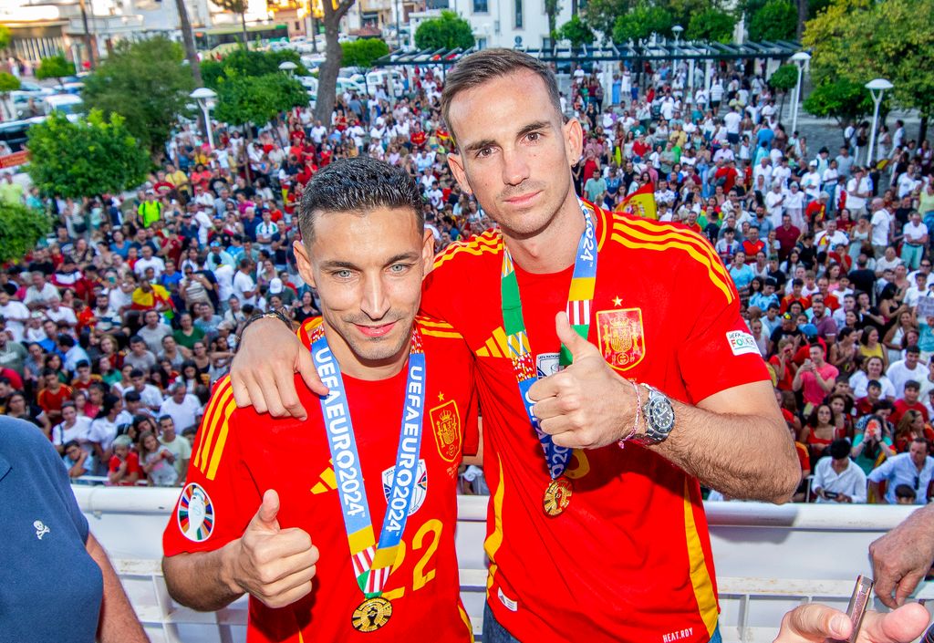 Fabián Ruiz y Jesús Navas se dan un baño de multitudes en su tierra natal, Los Palacios, Sevila el 16 de julio de 2024 
