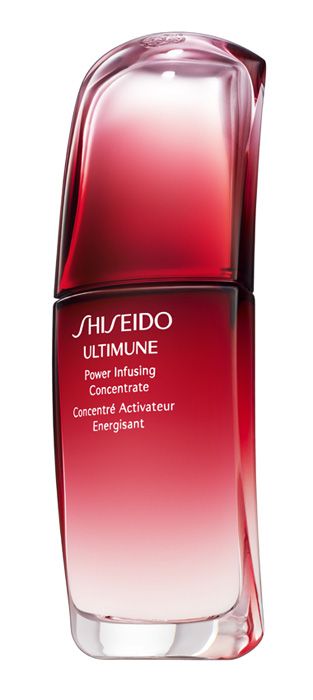 Hay una serie de pequeños trucos de prevención antiedad que pueden ayudarte a ‘minimizar’ los daños como, por ejemplo, incluir en tu rutina ‘beauty’ un producto clave, Ultimune de Shiseido, el primer suero capaz de activar el poder de auto-defensa de la piel
